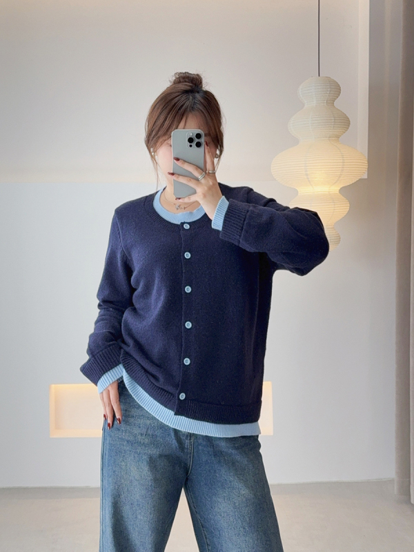 Sieviešu adīts džemperis ar kapuci, viltots divdaļīgs dizains, krāsu salīdzināšanas raksts, akrila un poliestera maisījums, ziemas 2025