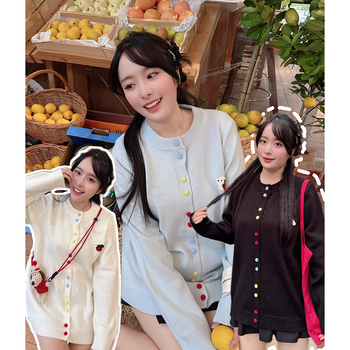 Pleten kardigan s izšivanjem i šarenim kopčicama na desnom ramenu, okrugli izrez, dugi rukavi; sastav materijala: akril i poliester 30-50%