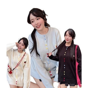 Pleten kardigan s izšivanjem i šarenim kopčicama na desnom ramenu, okrugli izrez, dugi rukavi; sastav materijala: akril i poliester 30-50%