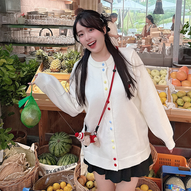 Pleten kardigan s izšivanjem i šarenim kopčicama na desnom ramenu, okrugli izrez, dugi rukavi; sastav materijala: akril i poliester 30-50%