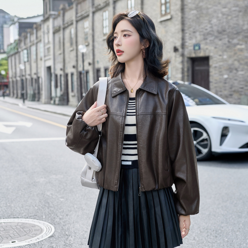 Női juhbőr kabát – motoros stílus, laza szabás, zipzár, rövid fazon