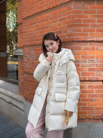 Női kapucnis pufi kabát, hosszú, laza szabás, 101–200 g fehér kacsa tolltöltet, poliészter anyag