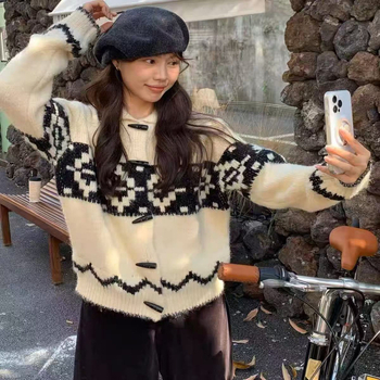 Adīts kardigans ar Fair Isle jacquardu un ragu pogām, tauriņveida piedurknes, garas piedurknes, galvenā auduma sastāvs 95%+