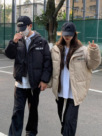 Pamučni kaput s kapuljom, srednje duljine, opuštenog kroja, zatvarač, debeli izolacijski sloj za zimu