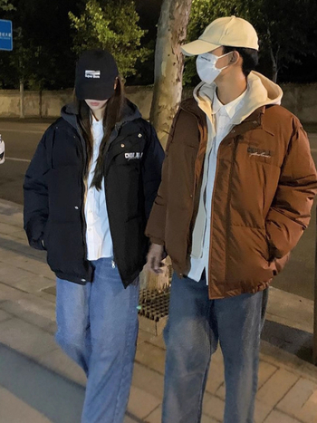 Pamučni kaput s kapuljom, srednje duljine, opuštenog kroja, zatvarač, debeli izolacijski sloj za zimu