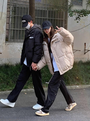 Pamučni kaput s kapuljom, srednje duljine, opuštenog kroja, zatvarač, debeli izolacijski sloj za zimu