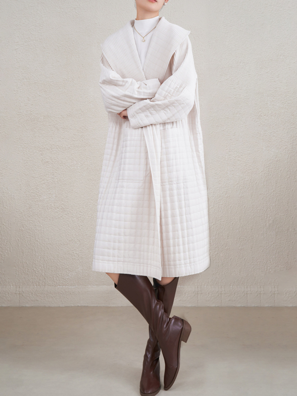 Női köpeny-stílusú kabát, poliészter külsővel és pamut töltettel, hosszú ujjú, kerek nyak, előre fűzős záródás, közepes hosszúságú téli kabát