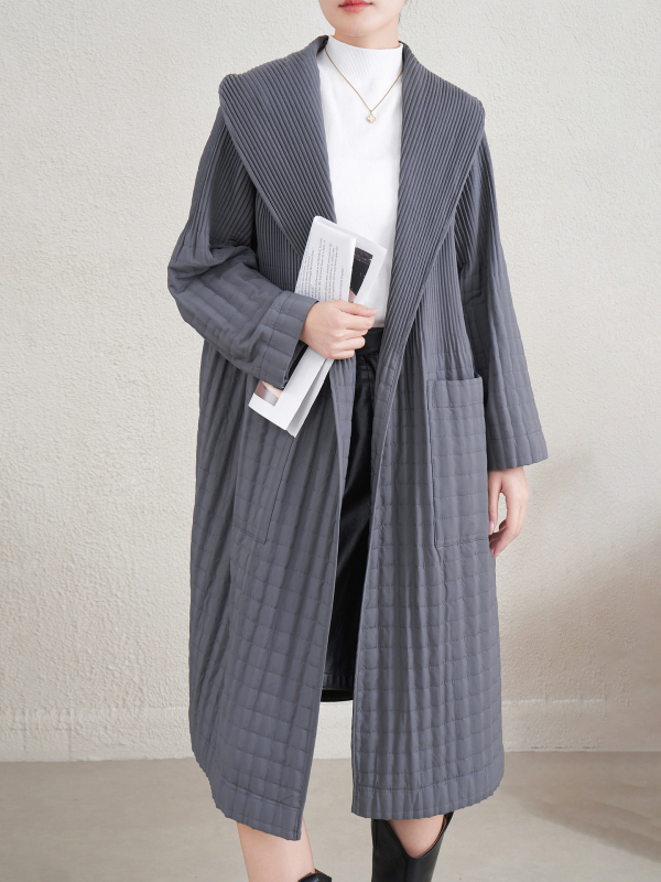 Női köpeny-stílusú kabát, poliészter külsővel és pamut töltettel, hosszú ujjú, kerek nyak, előre fűzős záródás, közepes hosszúságú téli kabát