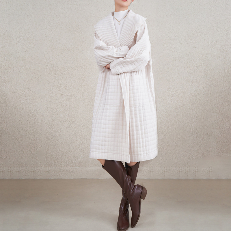 Női köpeny-stílusú kabát, poliészter külsővel és pamut töltettel, hosszú ujjú, kerek nyak, előre fűzős záródás, közepes hosszúságú téli kabát