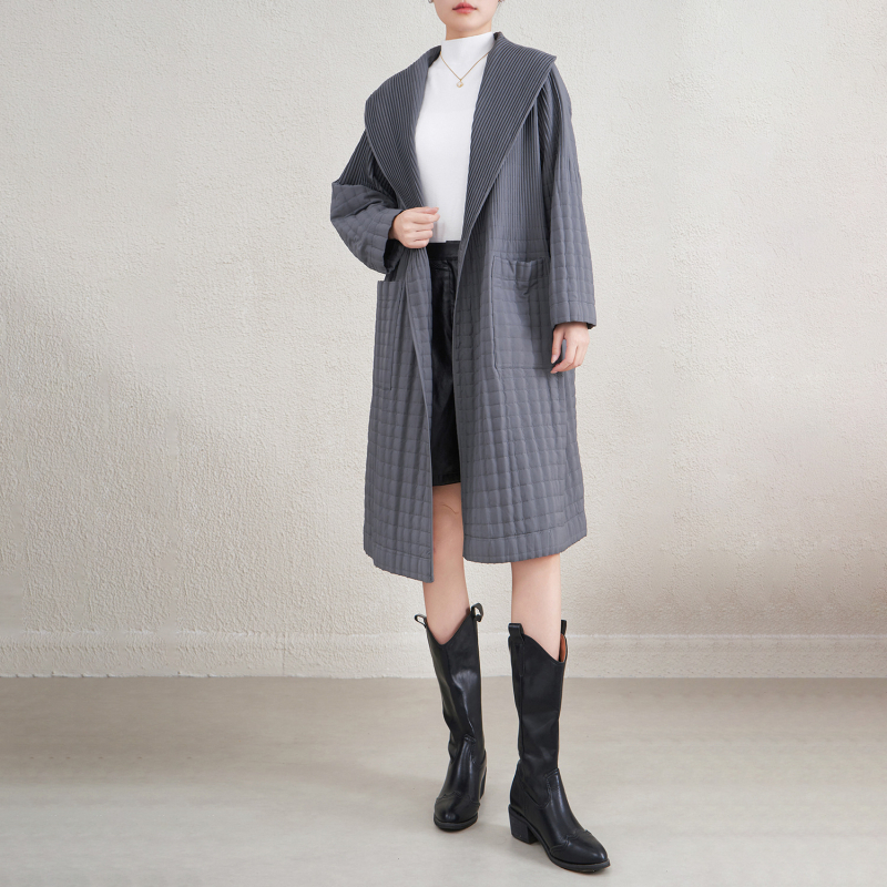 Női köpeny-stílusú kabát, poliészter külsővel és pamut töltettel, hosszú ujjú, kerek nyak, előre fűzős záródás, közepes hosszúságú téli kabát