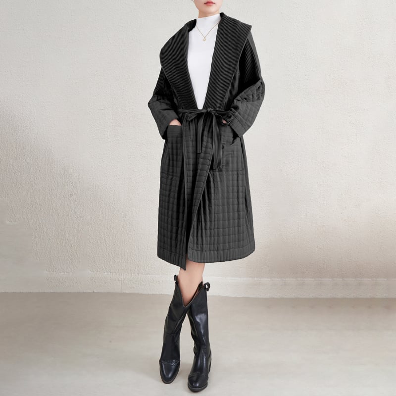 Női köpeny-stílusú kabát, poliészter külsővel és pamut töltettel, hosszú ujjú, kerek nyak, előre fűzős záródás, közepes hosszúságú téli kabát