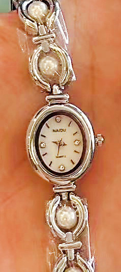 NAIDU ženski sat u vintage stilu s kvarcnim mehanizmom; analogni prikaz; ovalni brojčanik; kućište od legure; spojka za nakit