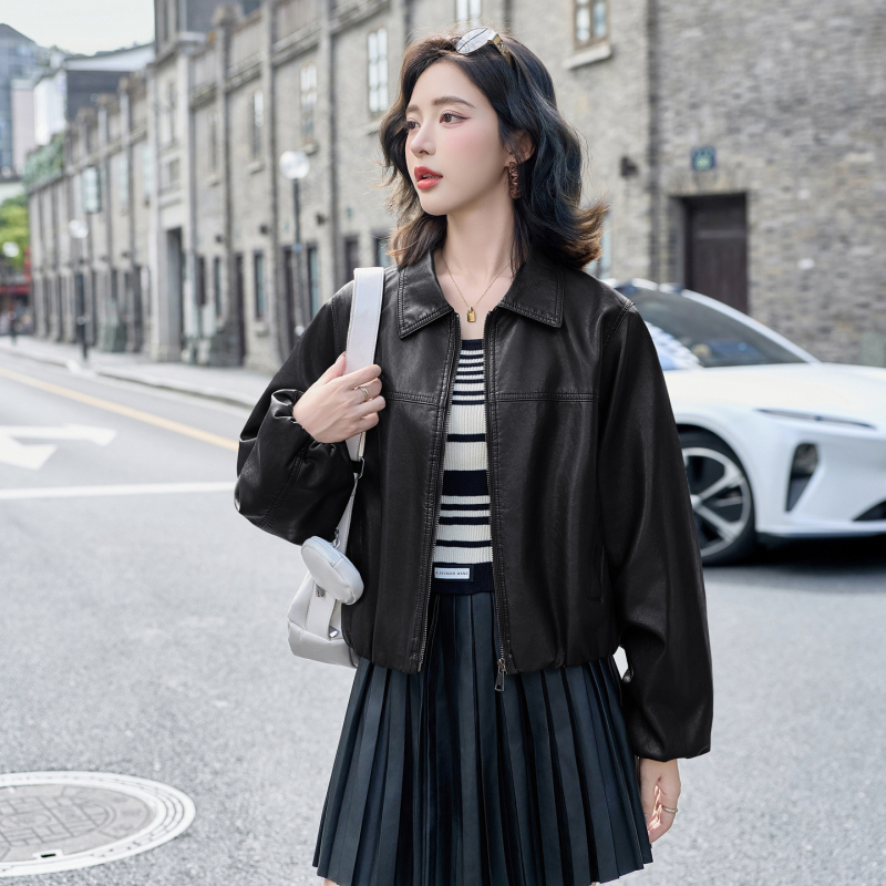 Яке от овча кожа – мото стил, свободна кройка, ревър яка, закопчаване с цип