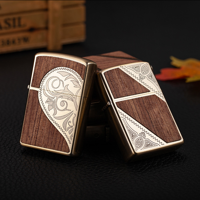 Chief dovanos rinkinys dėžutėje: vintaginis vėjo atsparus kerosinės uždegiklis ir kišeninis laikrodis su medžio rašto dizainu, metalinis korpusas