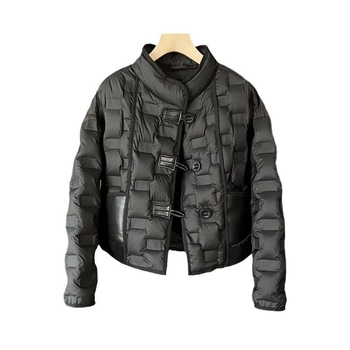 Ženska kratka lagana jakna s perjem bijele patke, 51–55% i 101–200 g, poliester vanjski materijal, stojeći ovratnik, zatvaranje na jedan red gumba, elegantan gradski stil.