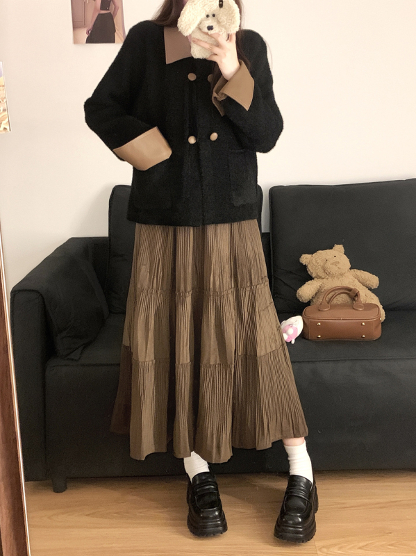 Plus-size ženski dvodijelni set za jesen 2025: pleteni kardigan s imitacijom mink kože i kožnim detaljima, uz plisiranu suknju