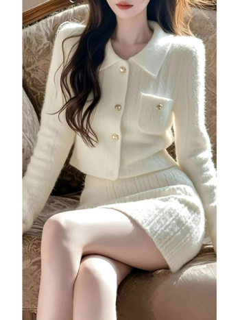 Két darabos készlet: kötött kardigán hosszú ujjakkal nercszőrrel; magas derekú rövid szoknya