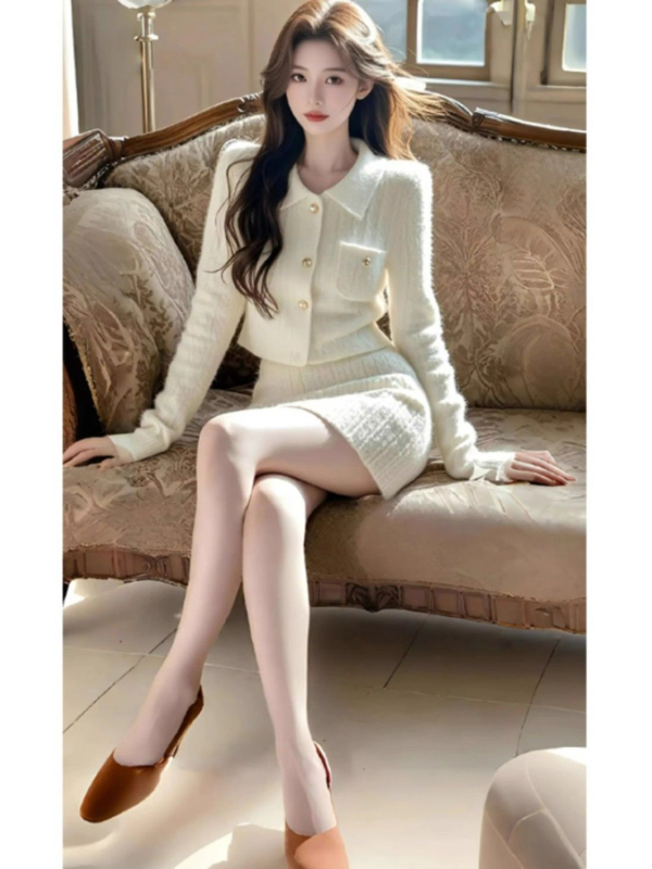 Két darabos készlet: kötött kardigán hosszú ujjakkal nercszőrrel; magas derekú rövid szoknya