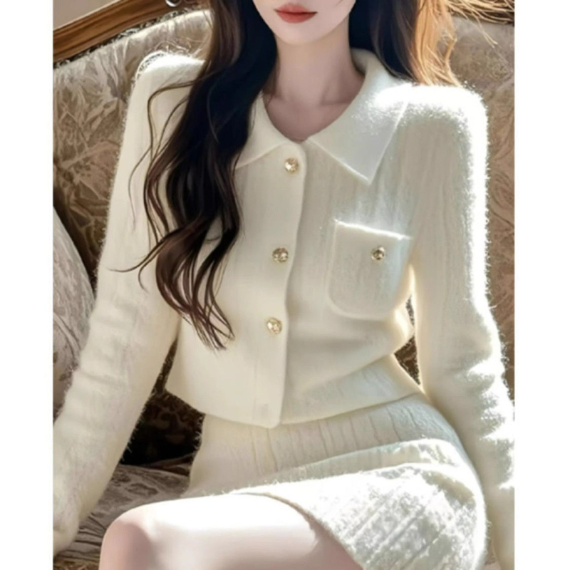 Két darabos készlet: kötött kardigán hosszú ujjakkal nercszőrrel; magas derekú rövid szoknya