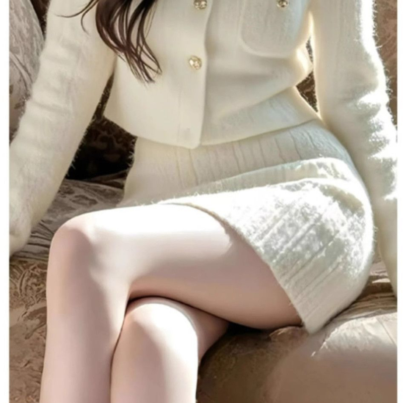 Két darabos készlet: kötött kardigán hosszú ujjakkal nercszőrrel; magas derekú rövid szoknya