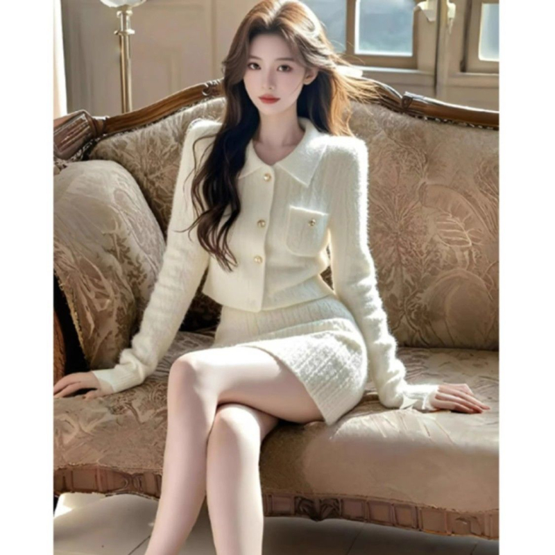 Két darabos készlet: kötött kardigán hosszú ujjakkal nercszőrrel; magas derekú rövid szoknya