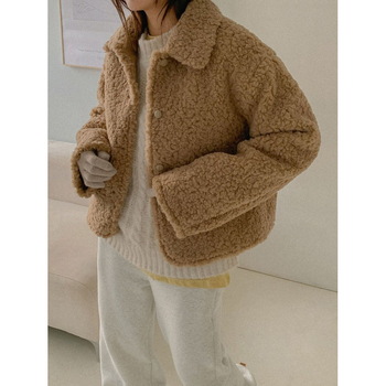 Trumpa moterų striukė iš dirbtinės avies vilnos, Korėjos stilius, vienos spalvos raštas, lotos lapos apykaklė, 3/4 rankovės, užsegama vienu mygtuku