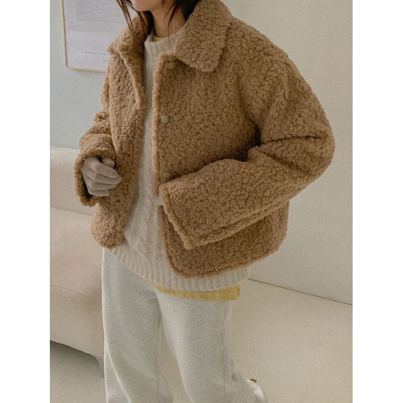 Trumpa moterų striukė iš dirbtinės avies vilnos, Korėjos stilius, vienos spalvos raštas, lotos lapos apykaklė, 3/4 rankovės, užsegama vienu mygtuku