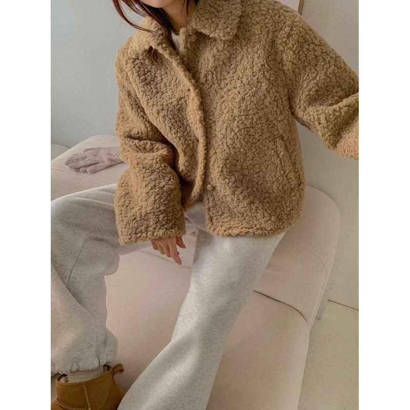 Trumpa moterų striukė iš dirbtinės avies vilnos, Korėjos stilius, vienos spalvos raštas, lotos lapos apykaklė, 3/4 rankovės, užsegama vienu mygtuku