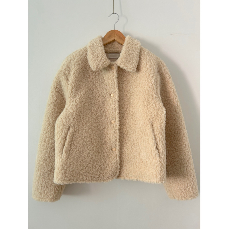 Trumpa moterų striukė iš dirbtinės avies vilnos, Korėjos stilius, vienos spalvos raštas, lotos lapos apykaklė, 3/4 rankovės, užsegama vienu mygtuku