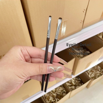 Silmameigi varjude detailne pintsel alumise piirkonna jaoks — hobuse karvad, eboni puitu vars, pikk varras, üks pakend kotis