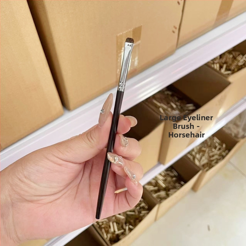 Silmameigi varjude detailne pintsel alumise piirkonna jaoks — hobuse karvad, eboni puitu vars, pikk varras, üks pakend kotis