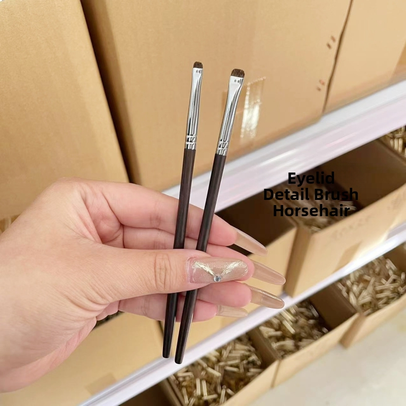 Silmameigi varjude detailne pintsel alumise piirkonna jaoks — hobuse karvad, eboni puitu vars, pikk varras, üks pakend kotis
