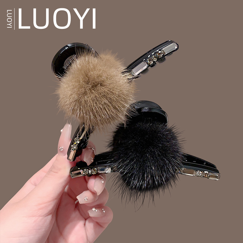 Клип за коса Gripper с топка от норкова козина за жени – ръчна изработка, аксесоар за глава, лек лукс