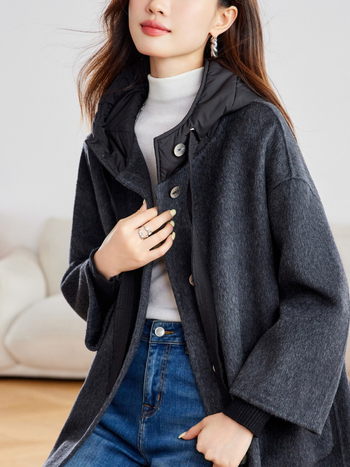 Дамско палто от двойно лице вълна, с качулка, смес вълна-полиестер (70–80% вълна, 30–50% полиестер), средна дължина 65–80 см, едноредово закопчаване.