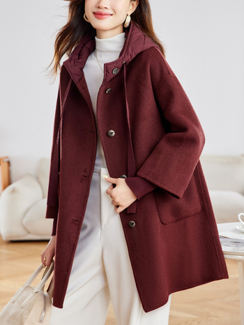 Дамско палто от двойно лице вълна, с качулка, смес вълна-полиестер (70–80% вълна, 30–50% полиестер), средна дължина 65–80 см, едноредово закопчаване.