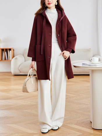 Дамско палто от двойно лице вълна, с качулка, смес вълна-полиестер (70–80% вълна, 30–50% полиестер), средна дължина 65–80 см, едноредово закопчаване.