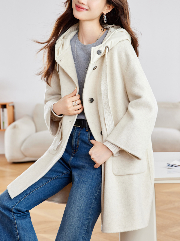 Дамско палто от двойно лице вълна, с качулка, смес вълна-полиестер (70–80% вълна, 30–50% полиестер), средна дължина 65–80 см, едноредово закопчаване.