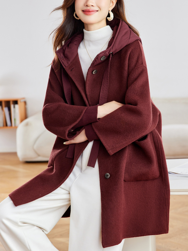 Дамско палто от двойно лице вълна, с качулка, смес вълна-полиестер (70–80% вълна, 30–50% полиестер), средна дължина 65–80 см, едноредово закопчаване.