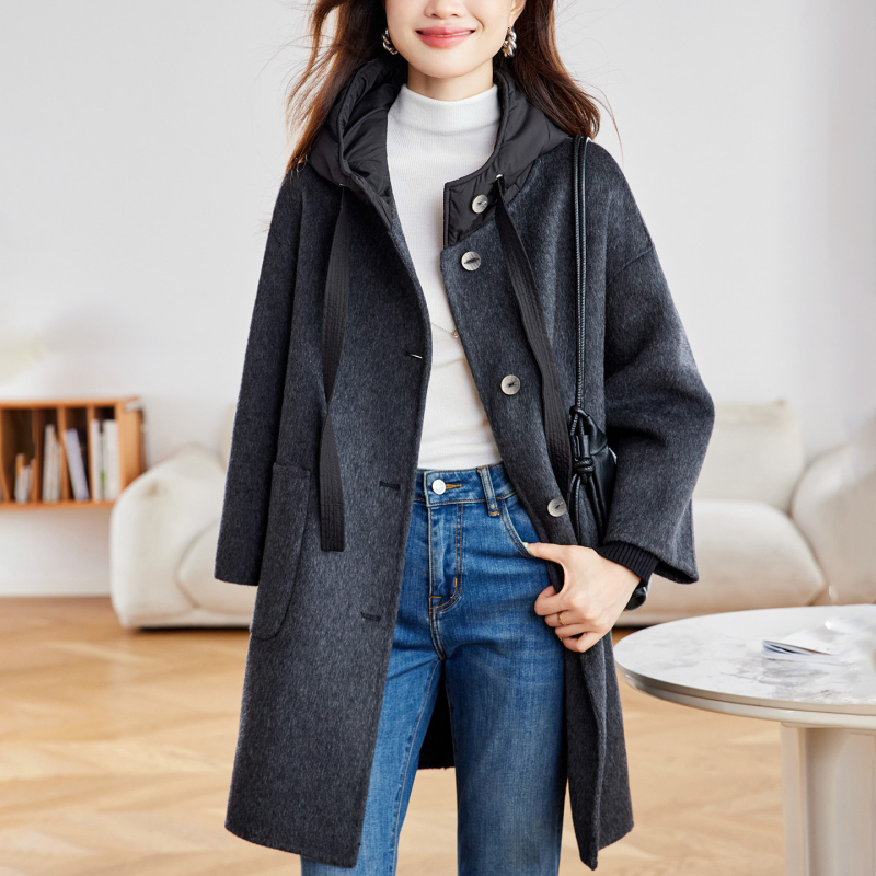 Дамско палто от двойно лице вълна, с качулка, смес вълна-полиестер (70–80% вълна, 30–50% полиестер), средна дължина 65–80 см, едноредово закопчаване.