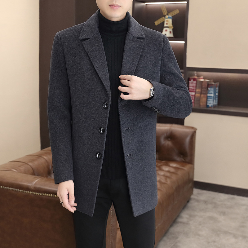 Paltas su laisvu kirpimu, vilnos-poliesterio mišinys, vienos eilės sagų užsegimas, apykaklė su lapeliu