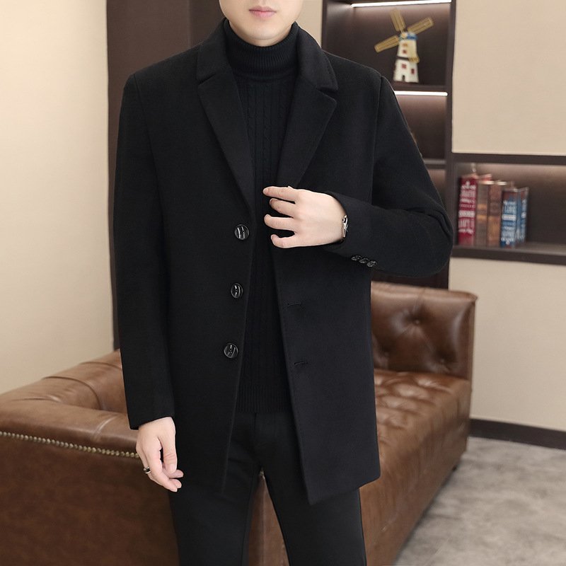 Paltas su laisvu kirpimu, vilnos-poliesterio mišinys, vienos eilės sagų užsegimas, apykaklė su lapeliu