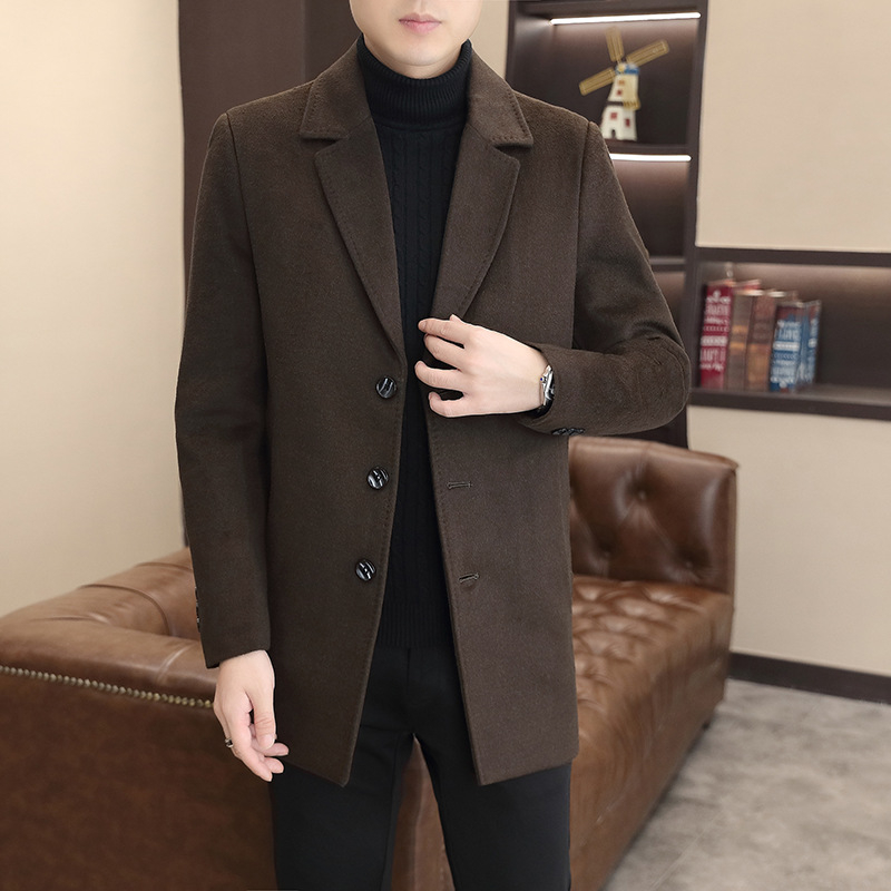 Paltas su laisvu kirpimu, vilnos-poliesterio mišinys, vienos eilės sagų užsegimas, apykaklė su lapeliu