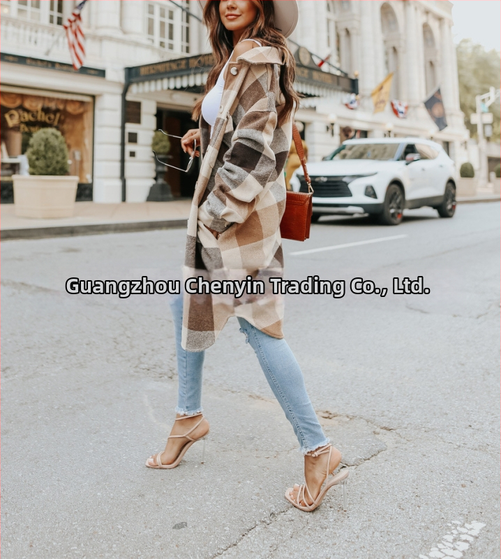 Moterų vilnonis langinis paltas languotu raštu su apykakle, laisvas kirpimas, vidutinio ilgio