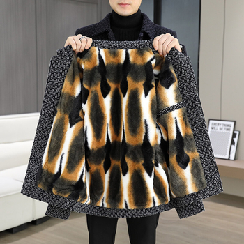 Korejiečių stiliaus paltas, prigludęs kirpimas, vienos eilės užsegimas, 100% poliesteris, su keliomis kišenėmis.