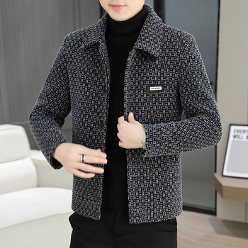 Korejiečių stiliaus paltas, prigludęs kirpimas, vienos eilės užsegimas, 100% poliesteris, su keliomis kišenėmis.