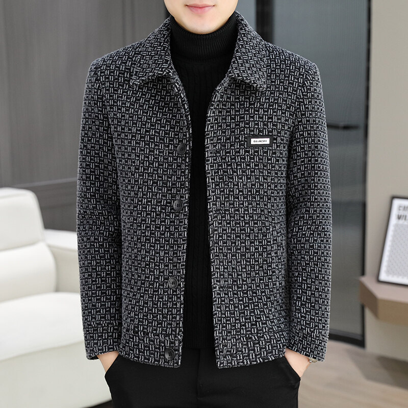 Korejiečių stiliaus paltas, prigludęs kirpimas, vienos eilės užsegimas, 100% poliesteris, su keliomis kišenėmis.