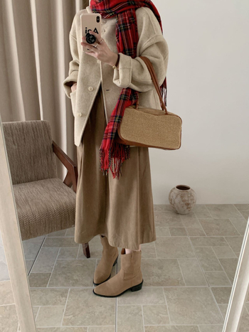 Moteriškas vilnos paltas su gobtuvu, trumpas ilgis, laisvas kirpimas, dvipusis audinys, 70–80% vilnos