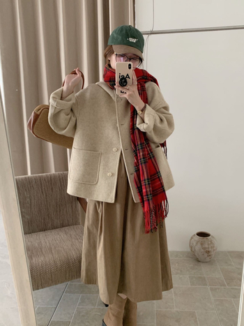 Moteriškas vilnos paltas su gobtuvu, trumpas ilgis, laisvas kirpimas, dvipusis audinys, 70–80% vilnos