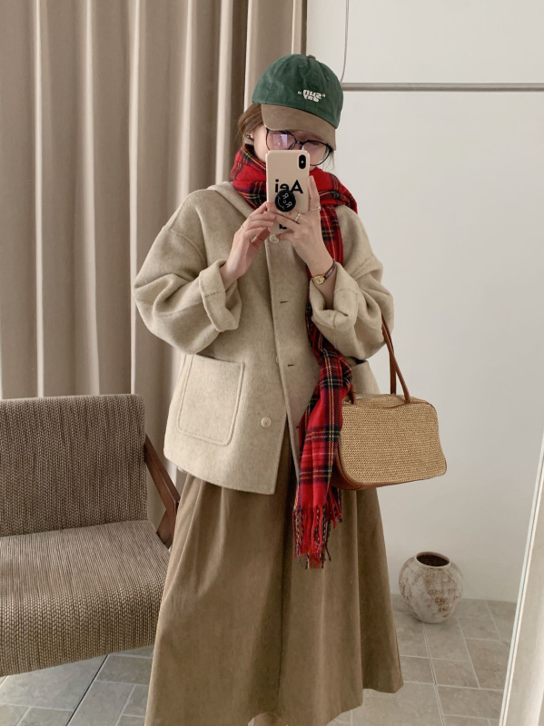 Moteriškas vilnos paltas su gobtuvu, trumpas ilgis, laisvas kirpimas, dvipusis audinys, 70–80% vilnos