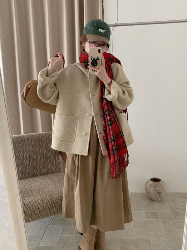 Moteriškas vilnos paltas su gobtuvu, trumpas ilgis, laisvas kirpimas, dvipusis audinys, 70–80% vilnos